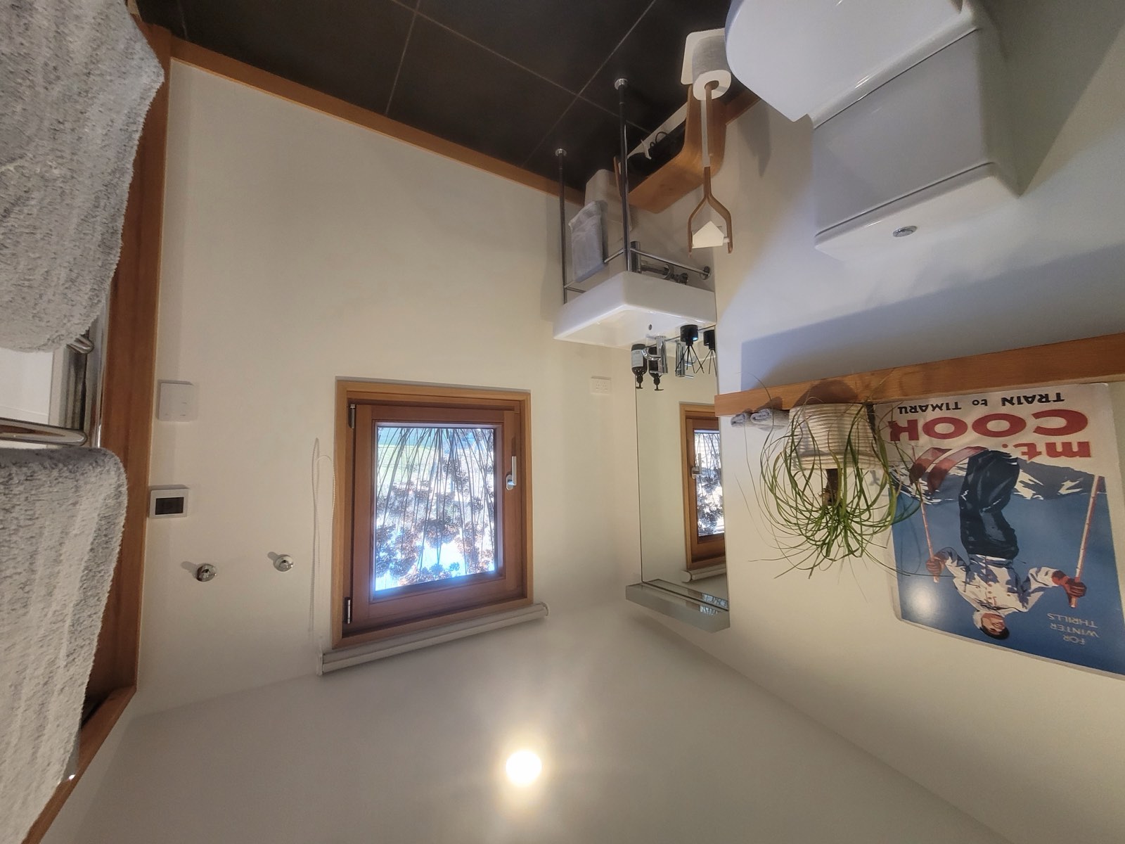 The queen bedroom's own bathroom
