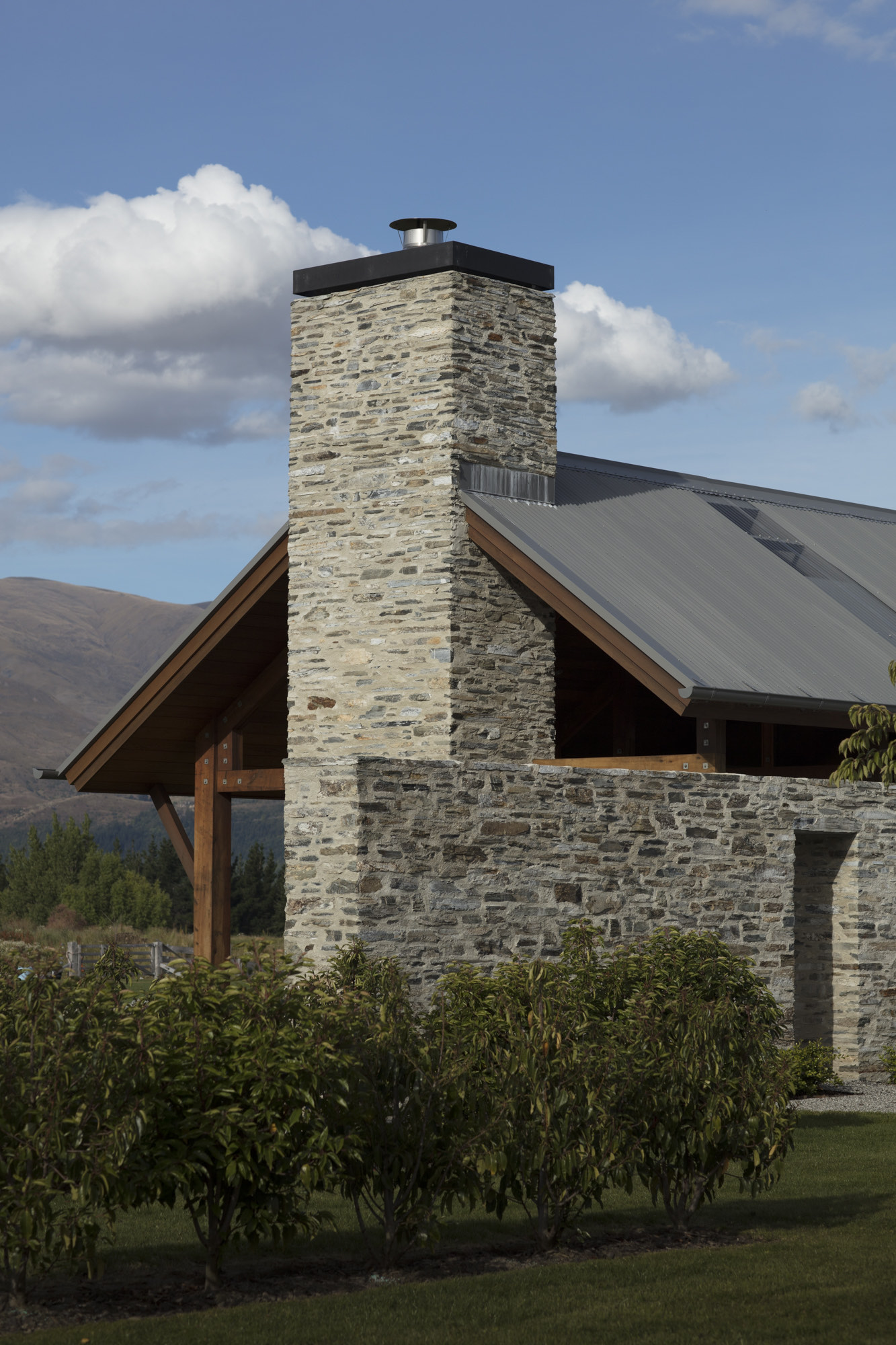 The chimney, in schist